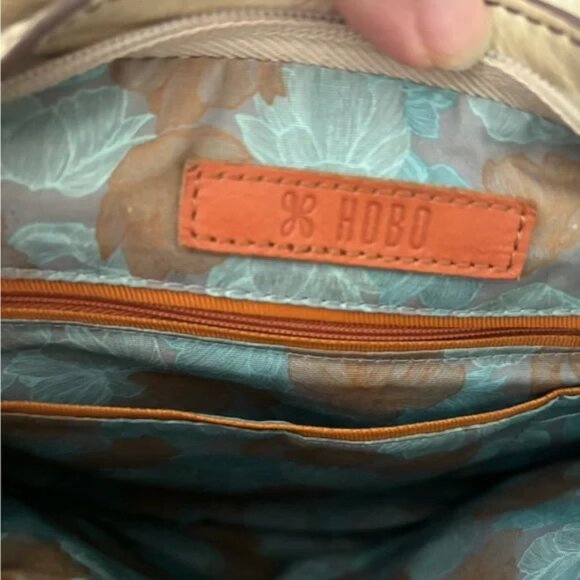 HOBO International LARKIN Crossbody Purse - Picture 9 of 9